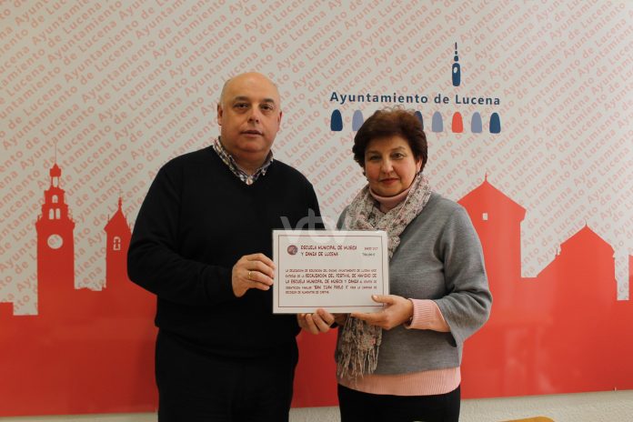 Encarni Camacho entrega el cheque a Pedro Arroyo