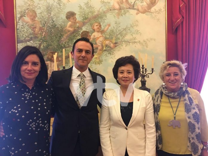 Manuel Lara con Margaret Chen