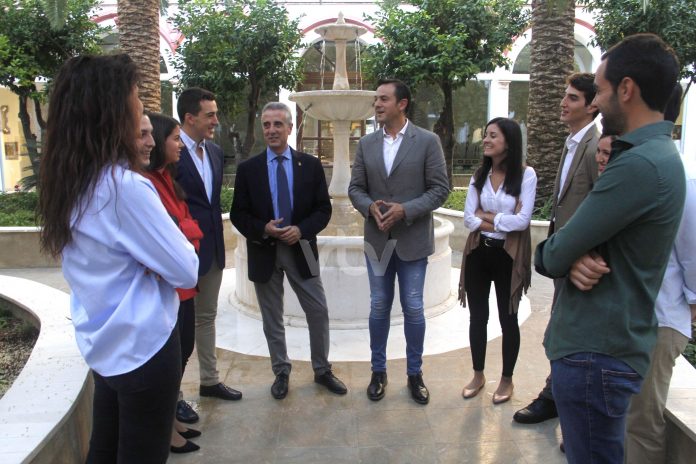 reunión con alumnado becado EOI