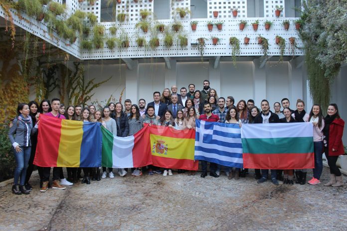 autoridades saludan a jóvenes de intercambio Erasmus plus