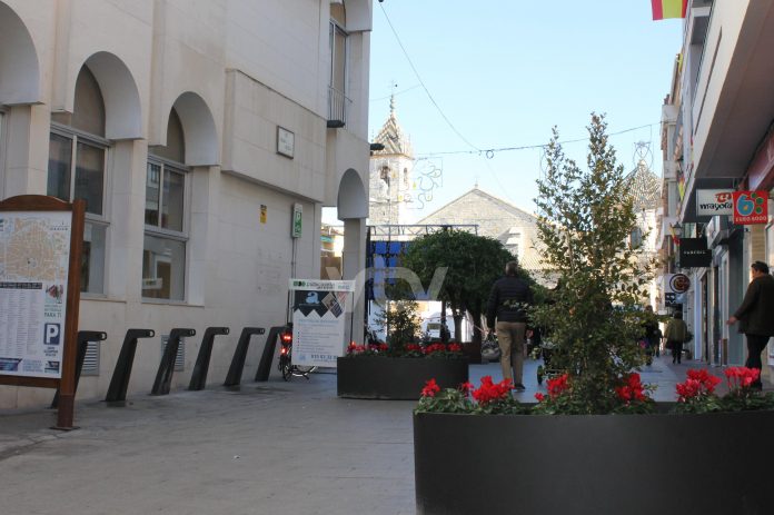 bolardos instalados en acceso a plaza Nueva