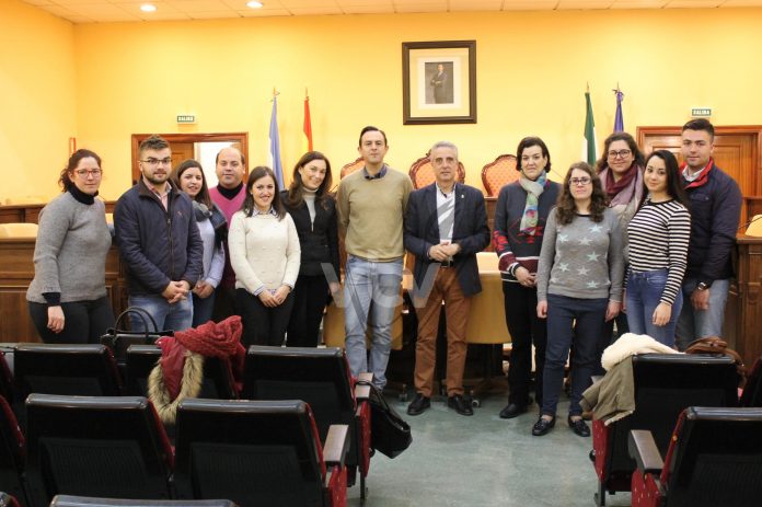 Juan Pérez y Manuel Lara con participantes en la landera de empleo