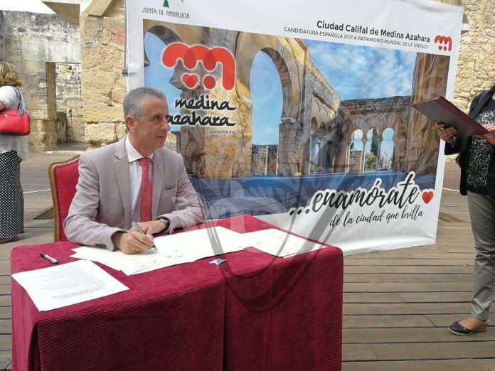 Juan Pérez firma el manifiesto