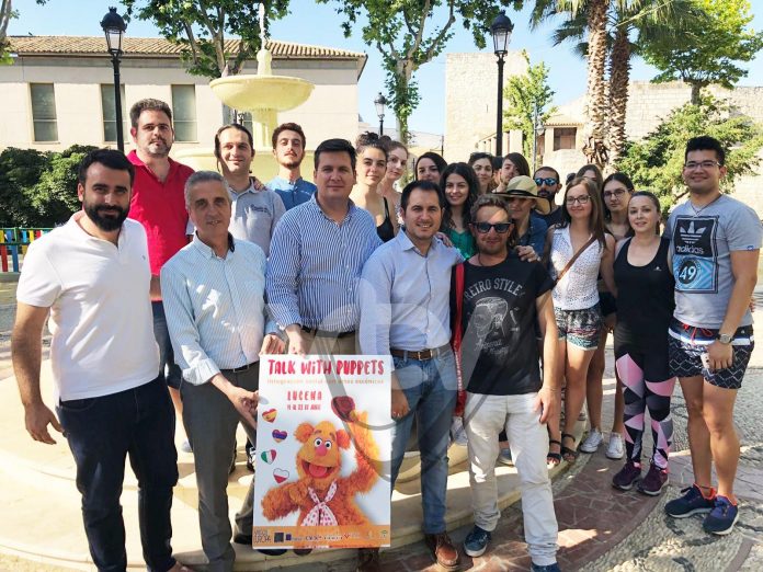 Francisco Pizarro y Juan Pérez con los jóvenes europeos 19-06-18