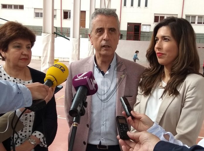 Juan Pérez informa de la convocatoria de becas