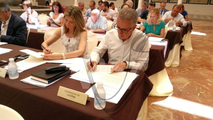 Juan Pérez durante la firma del convenio