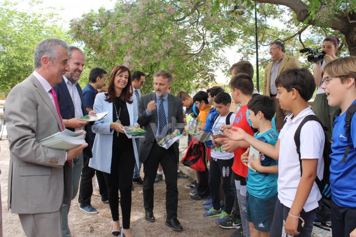 Reparto de material en la vía verde