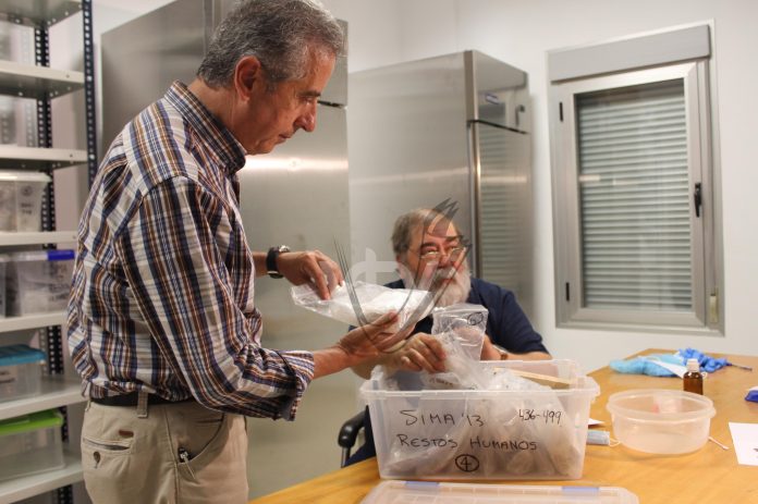23-08-18 Juan Pérez y Cecilio Barroso observan algunas piezas depositadas en el banco de ADN humano