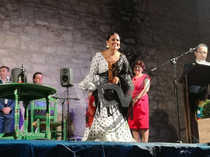 Araceli Campillos saluda al público tras recibir el premio