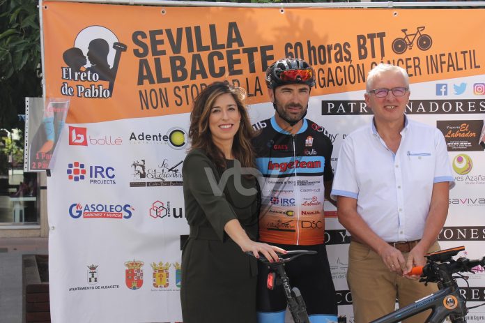 El papá de Pablo junto a Teresa Alonso y José Cantizani