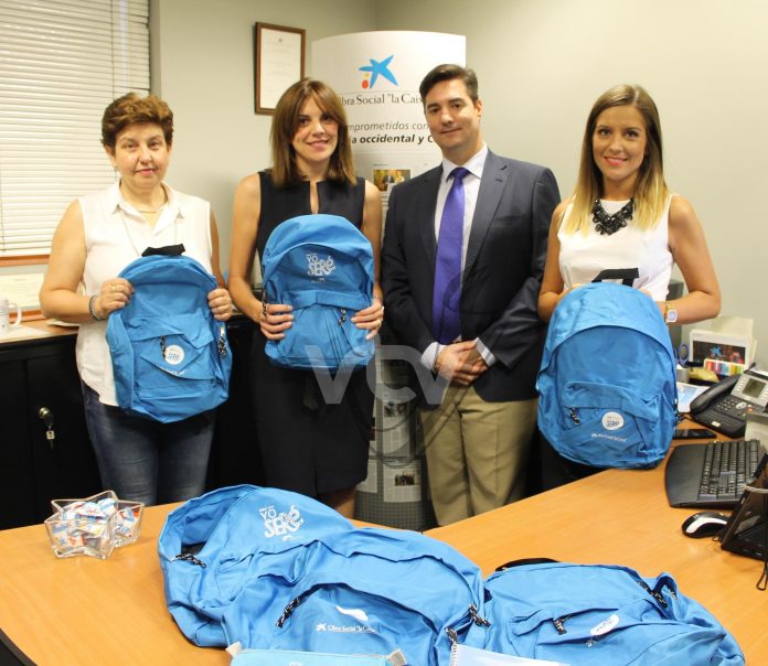 Encarnación Camacho junto a los representantes de la Caixa