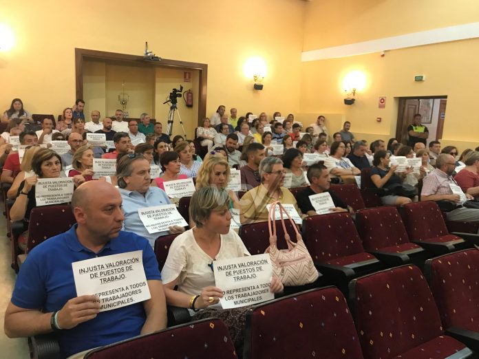 trabajadores municipales en el pleno