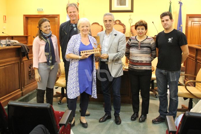 Juan Pérez y Encarnación Camacho entregan símbolos de Lucena