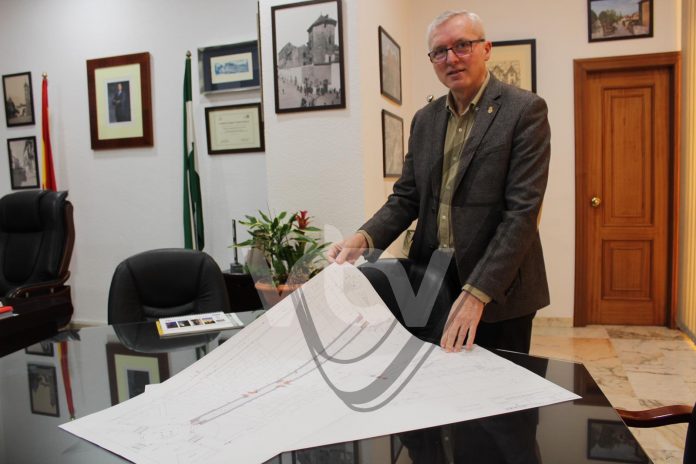 José Cantizani muestra los planos de la obra de la calle Baena
