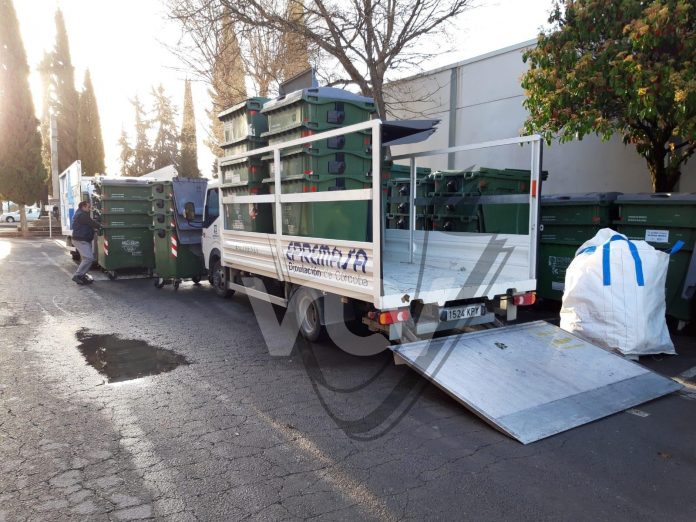 Epremasa reparte contenedores a empresas en La Viñuela (1)