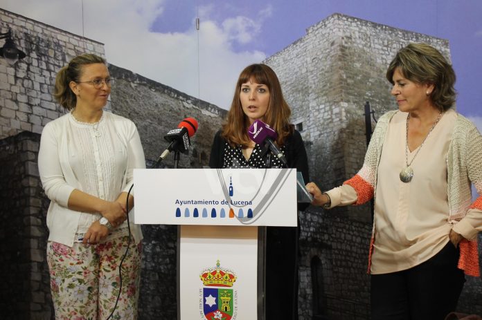 Ana Belén Montes, junto a la concejal y directora del CIM, presneta la exposición de Hilaron Solas