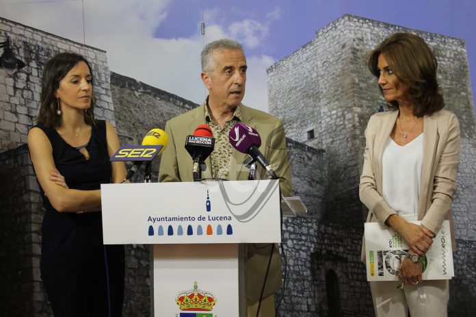 Juan Pérez informa de la convocatoria de becas ante Araceli Bergillos y Ana Álvarez