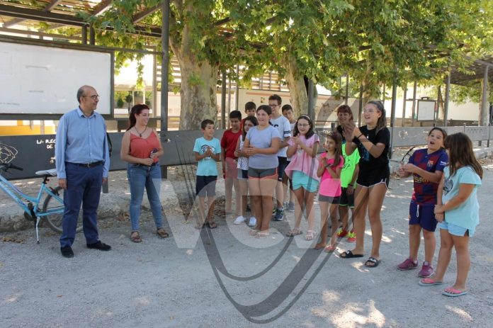 thumbnail_Rocío Montes y José Pedro Moreno conversan con los niños presentes en la presentación de Las Navas