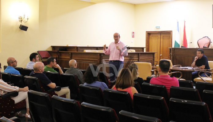 José Pedro Moreno se dirige a un grupo de comerciantes asistentes a la reunión