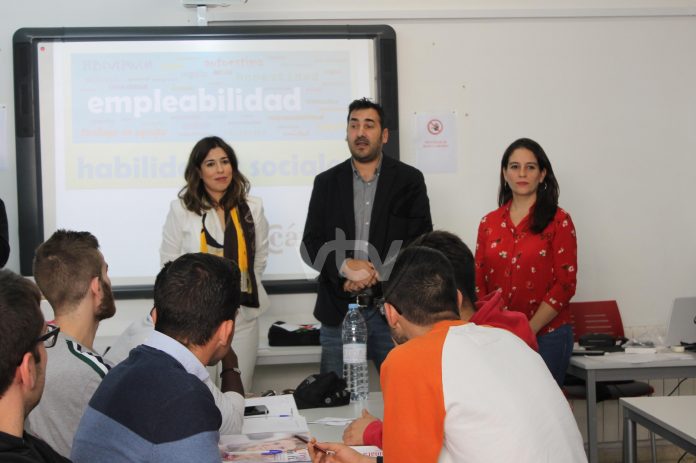 Teresa Alonso y Eduardo Collantes, junto a la profesora del curso