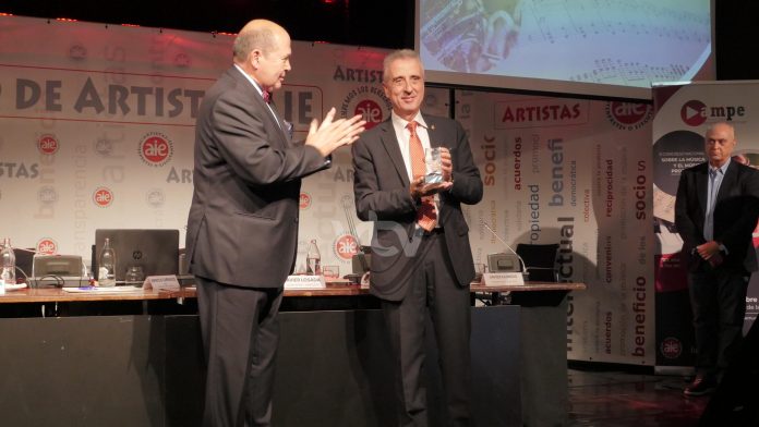 Juan Pérez recoge el premio Alfonso X de AMPE