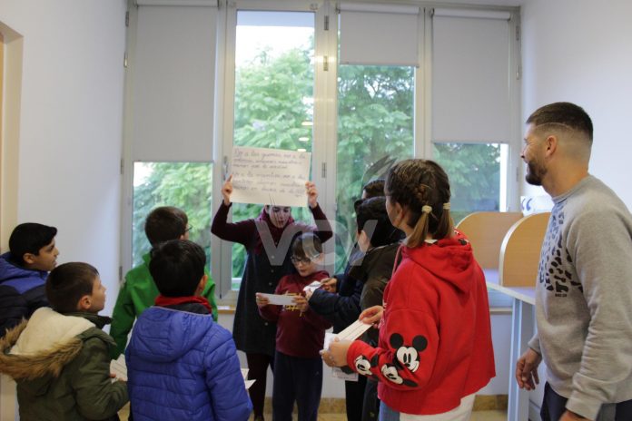Menores participando en la gymkana
