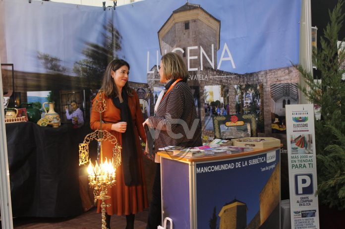 Teresa Alonso visita el expositor de Lucena