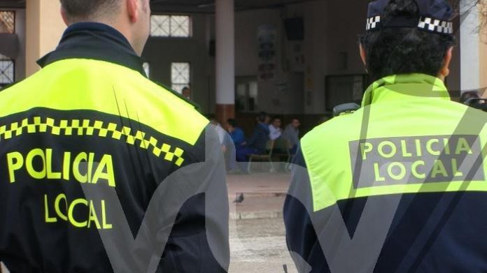 policía local espaldas