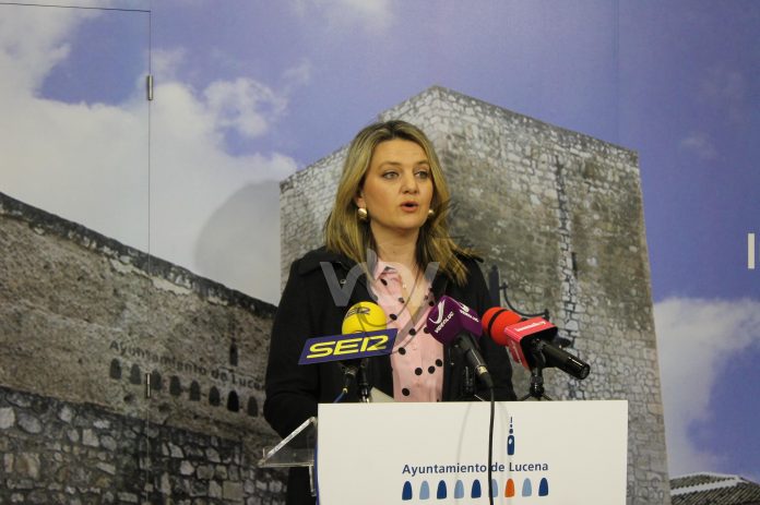 Carmen Gallardo atiende a la prensa
