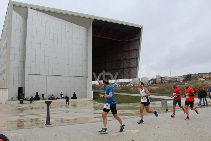 El Auditorio Municipal saluda el paso de los corredores de la media maratón