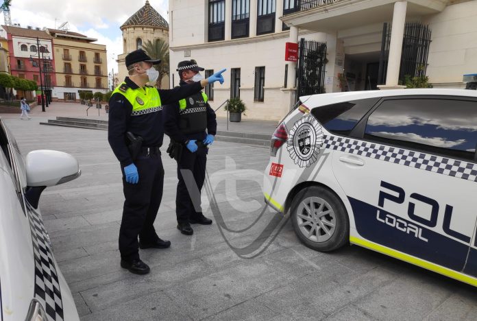Agentes de Policía Local, en un control de personas en el Mercado municipal