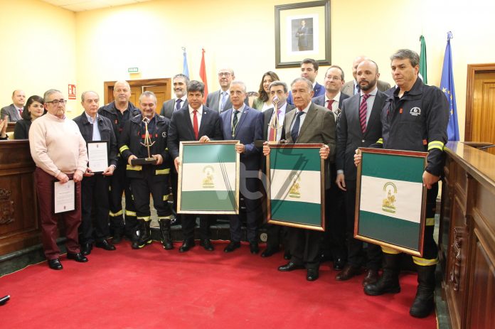 Foto de familia del alcalde, portavoces municipales y homenajeados