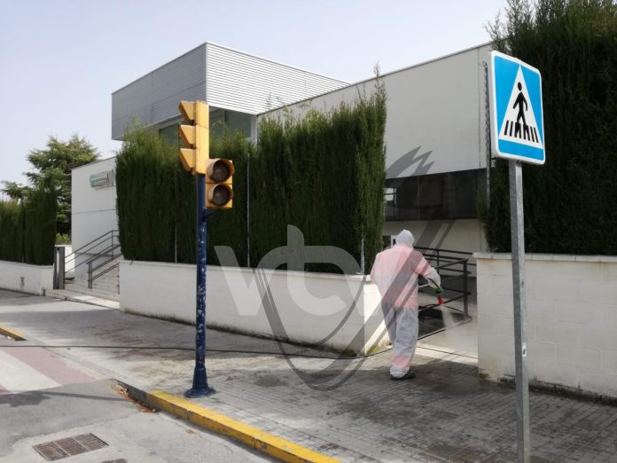 limpieza alrededor del centro de salud 2 de Lucena