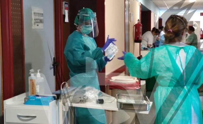 médicos con mascarillas