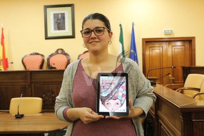 Mamen Beato muestra el cartel del Concurso