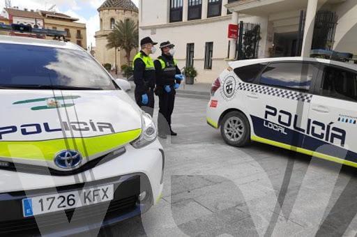 policía local con mascarillas