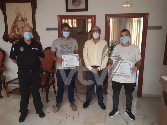 José Pedro Moreno y Rafael Blancar junto a los vecinos felicitados (2)