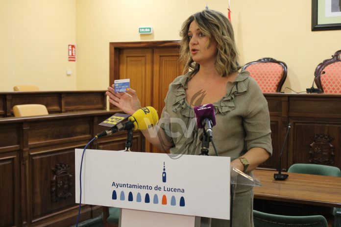 Carmen Gallardo muestra una tarjeta pre-pago