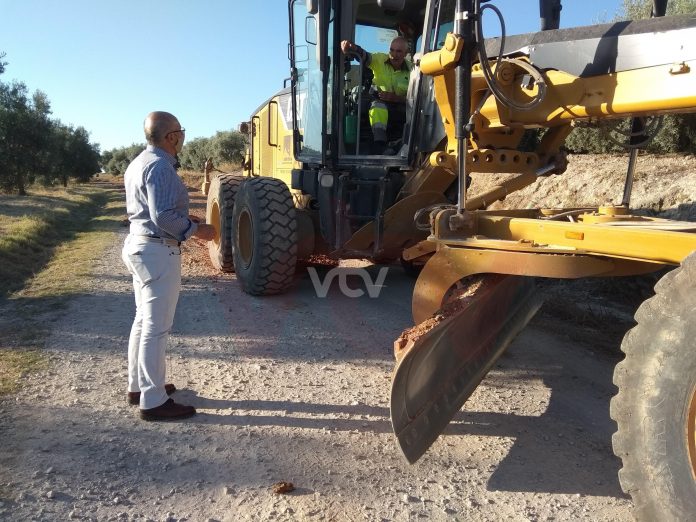 Lucas Gómez conversa con uno de los maquinistas