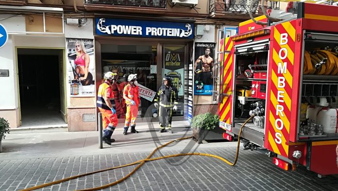 Camiones de bomberos en calle Juan Valera