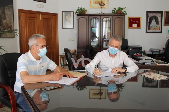 Juan Pérez y Antonio Cañete, durante la firma