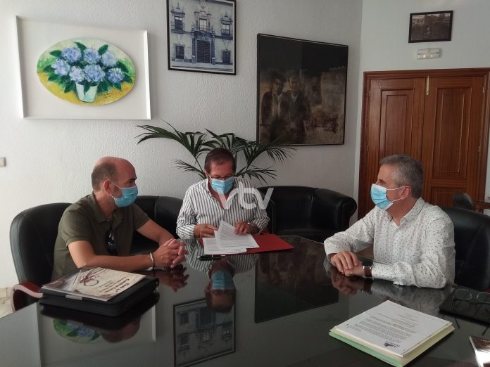 Juan Pérez y Pedro Díaz firman el convenio de colaboración en Alcaldía