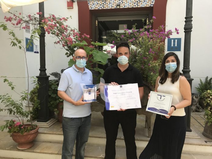 Teresa Alonso entrega la distinción al responsable del Hotel Sierra de Araceli