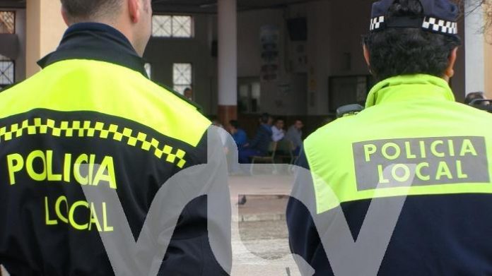 policía local espaldas