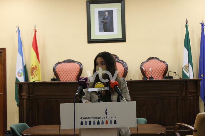 Teresa Alonso informa de las ayudas Lucena Emprende