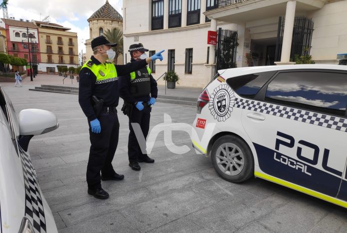 Agentes de Policía Local, en un control de personas en el Mercado municipal