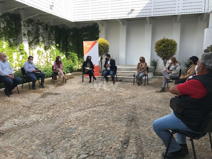 ciudadanos con feriantes
