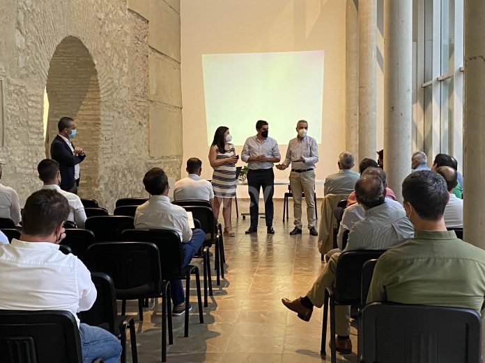 Juan Pérez y los concejales Teresa Alonso y Alberto Lora presiden la reunión