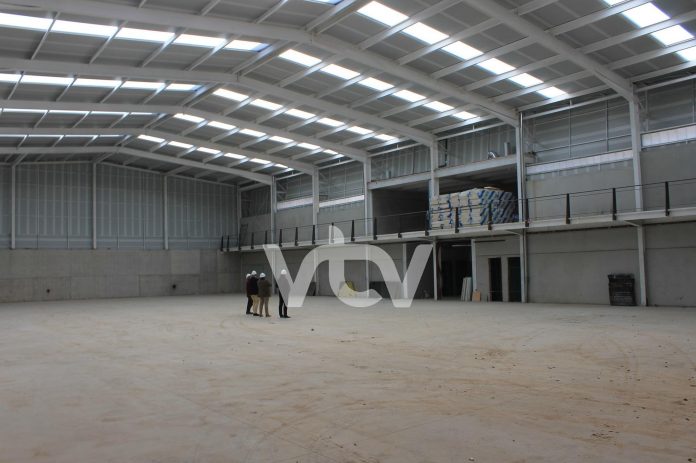 Pista deportiva del pabellón en obras