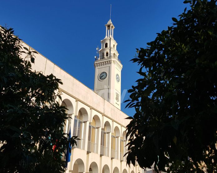 Torre del reloj en la plaza Nueva
